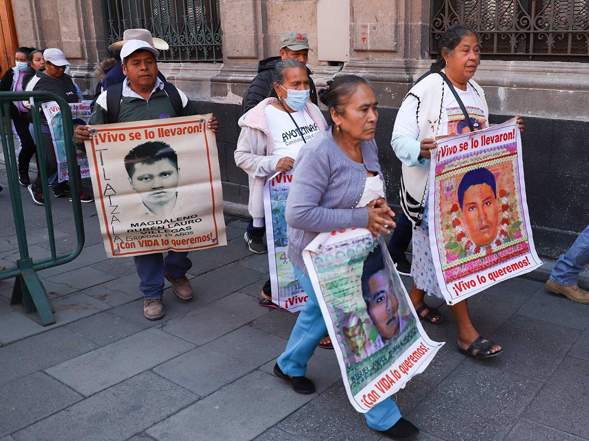 Padres de los 43 de Ayotzinapa dicen que Sheinbaum ofreció una nueva ...