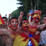 Aficionados de Espana celebran en la calle con banderas nacionales
