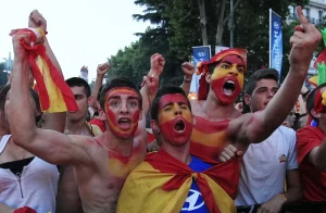 Aficionados de Espana celebran en la calle con banderas nacionales