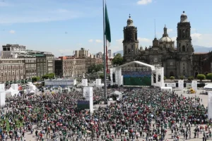 Personas reunidas en el Zocalo de la Ciudad de Mexico durante una actividad publica