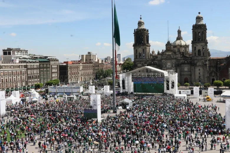 Personas reunidas en el Zocalo de la Ciudad de Mexico durante una actividad publica