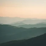 Paisaje seco con cielo dramático antes de una emergencia climática