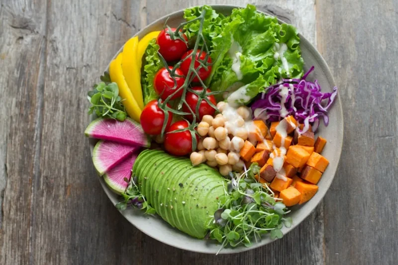 Alimentos frescos como imagen contextual de bienestar