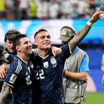 Lionel Messi y Lautaro Martínez celebran tras la semifinal mundialista entre Argentina e Inglaterra