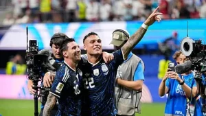 Lionel Messi y Lautaro Martínez celebran tras la semifinal mundialista entre Argentina e Inglaterra