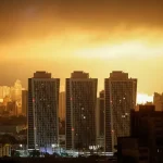 Explosion ilumina el cielo durante ataque con drones en Ucrania