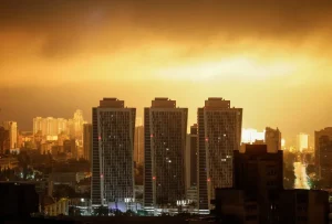 Explosion ilumina el cielo durante ataque con drones en Ucrania