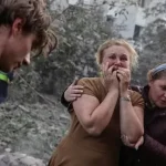 Mujer afectada tras el impacto de un proyectil en Lviv, Ucrania