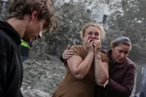 Mujer afectada tras el impacto de un proyectil en Lviv, Ucrania