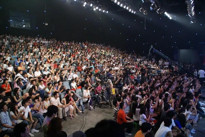 Publico y camaras en un estudio de television durante una produccion en vivo