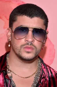 Retrato de Bad Bunny en un evento público