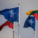 Banderas de la OTAN y Lituania ondean al aire libre