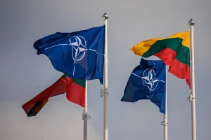 Banderas de la OTAN y Lituania ondean al aire libre
