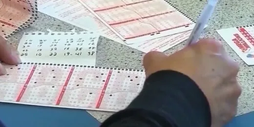 Persona llena boletos de Mega Millions en nota de Telemundo
