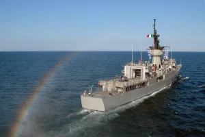 Buque de la Armada de México navegando en el mar