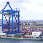 Buque portacontenedores cargando mercancías en un puerto