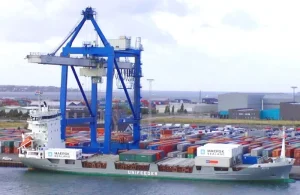 Buque portacontenedores cargando mercancías en un puerto