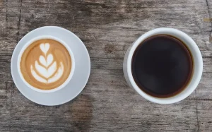 Tazas de café sobre una mesa de madera