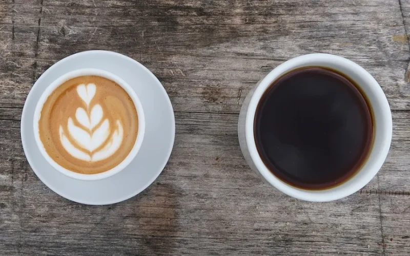 Tazas de café sobre una mesa de madera