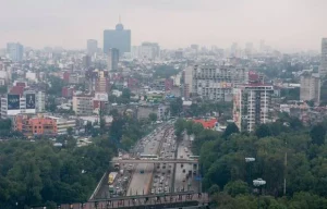 Vista de la Ciudad de México con tráfico y bruma ambiental