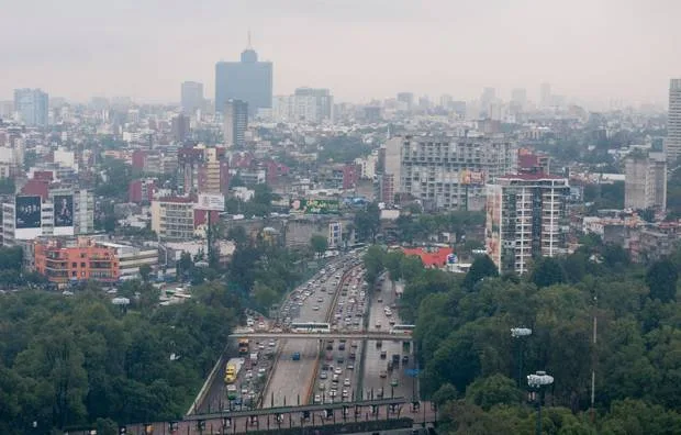 Vista de la Ciudad de México con tráfico y bruma ambiental