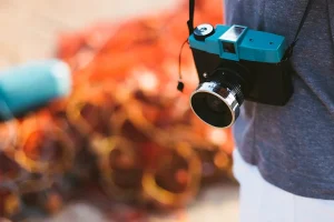 Camara fotografica vintage colgada al cuello