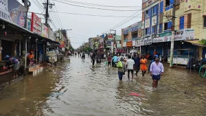Calle inundada por acumulación de agua tras lluvias intensas