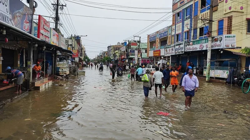 Calle inundada por acumulación de agua tras lluvias intensas