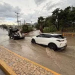 Camioneta atrapada en encharcamiento tras lluvias en Tuxtla Gutierrez