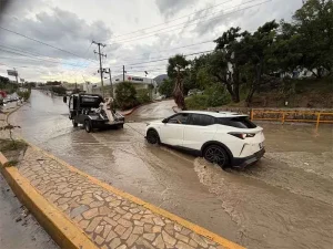 Camioneta atrapada en encharcamiento tras lluvias en Tuxtla Gutierrez