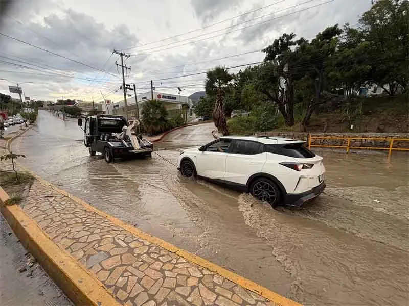 Camioneta atrapada en encharcamiento tras lluvias en Tuxtla Gutierrez