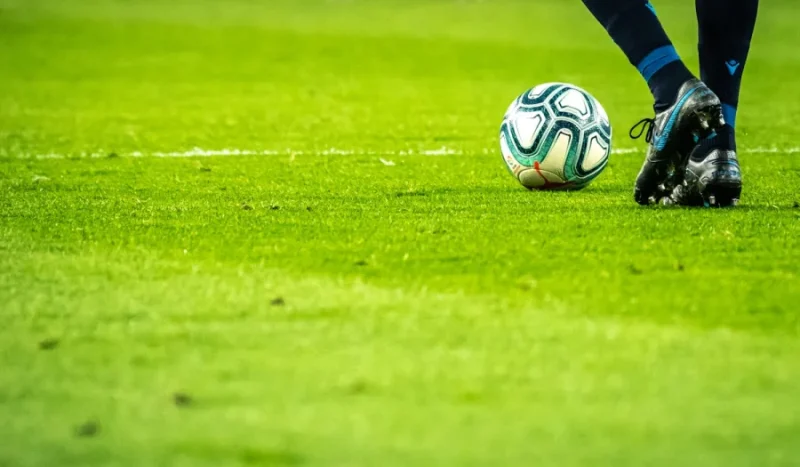 Cancha de futbol iluminada para agenda deportiva