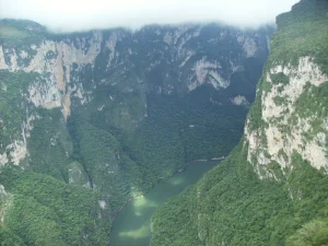 Vista nublada del Cañón del Sumidero en Chiapas