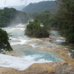 Cascadas de Agua Azul rodeadas de selva en Chiapas
