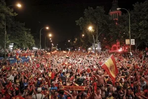 Multitud de aficionados espanoles celebra con banderas en una avenida