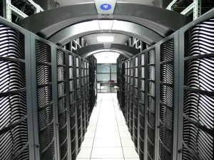 Pasillo con servidores en un centro de datos