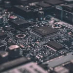 Circuitos electrónicos iluminados en una placa tecnológica