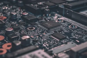 Circuitos electrónicos iluminados en una placa tecnológica