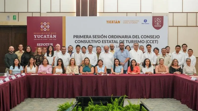 Integrantes del Consejo Consultivo Estatal de Turismo de Yucatán durante su sesión ordinaria