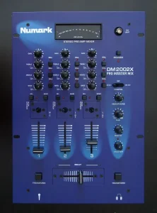 Consola de DJ como referencia a la carrera musical de Mauro Menendez