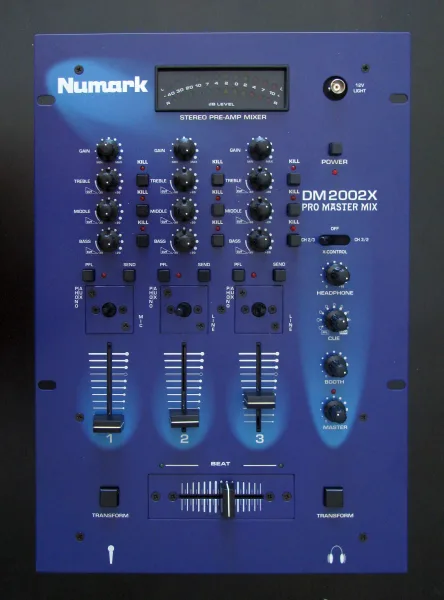 Consola de DJ como referencia a la carrera musical de Mauro Menendez