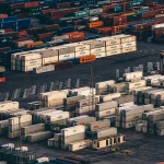 Contenedores en un puerto comercial