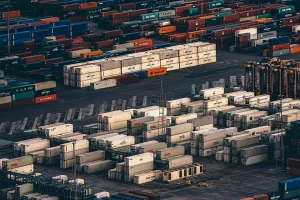 Contenedores en un puerto comercial