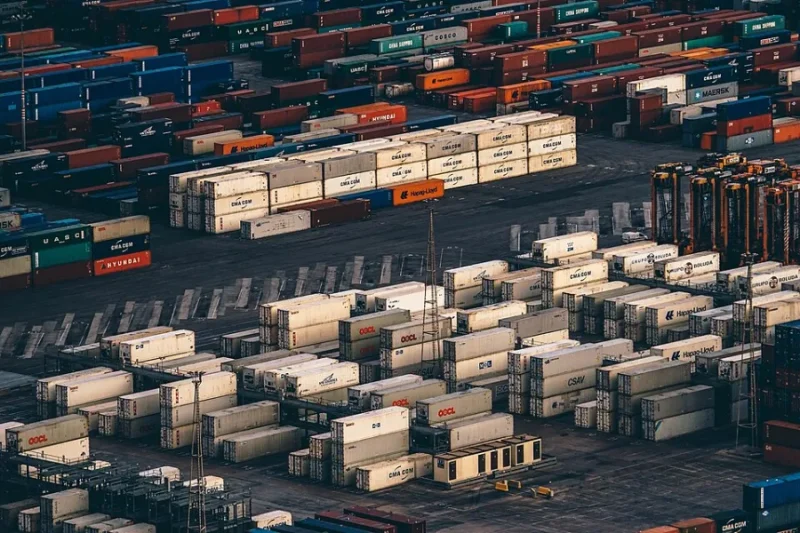 Contenedores en un puerto comercial