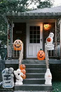 Porche decorado con calabazas y figuras de Halloween