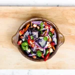 Ensalada de verduras frescas servida en plato