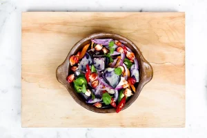 Ensalada de verduras frescas servida en plato