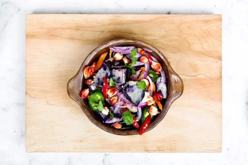 Ensalada de verduras frescas servida en plato