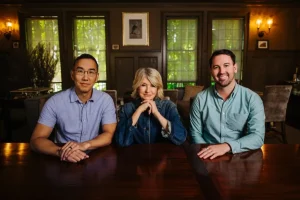 Equipo fundador de Hint junto a Martha Stewart en una mesa