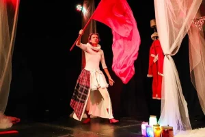 Actriz en escena durante una función teatral del Festival de Monólogos en Yucatán